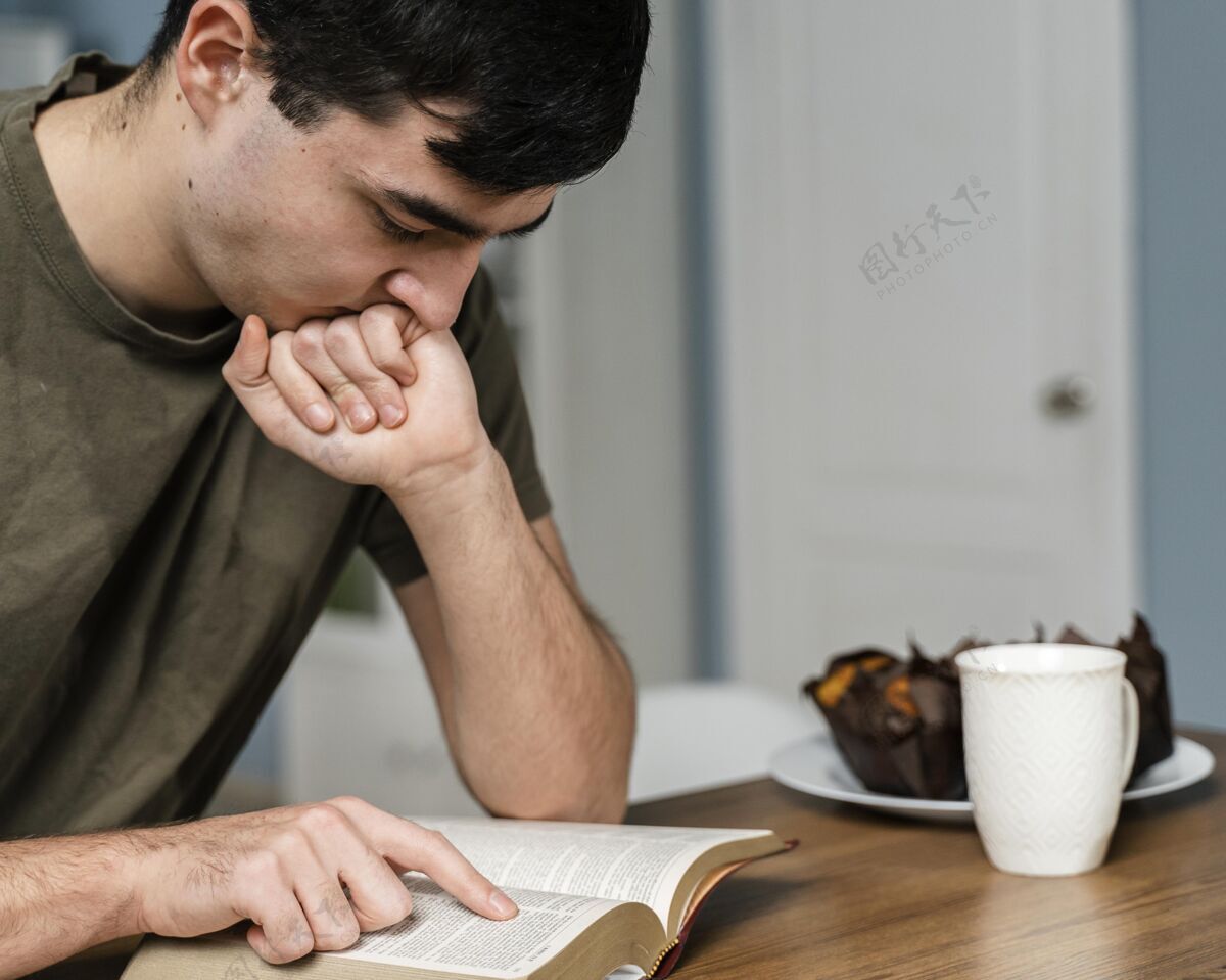 男性厨房里的人在读圣经的侧视图横向祈祷信仰