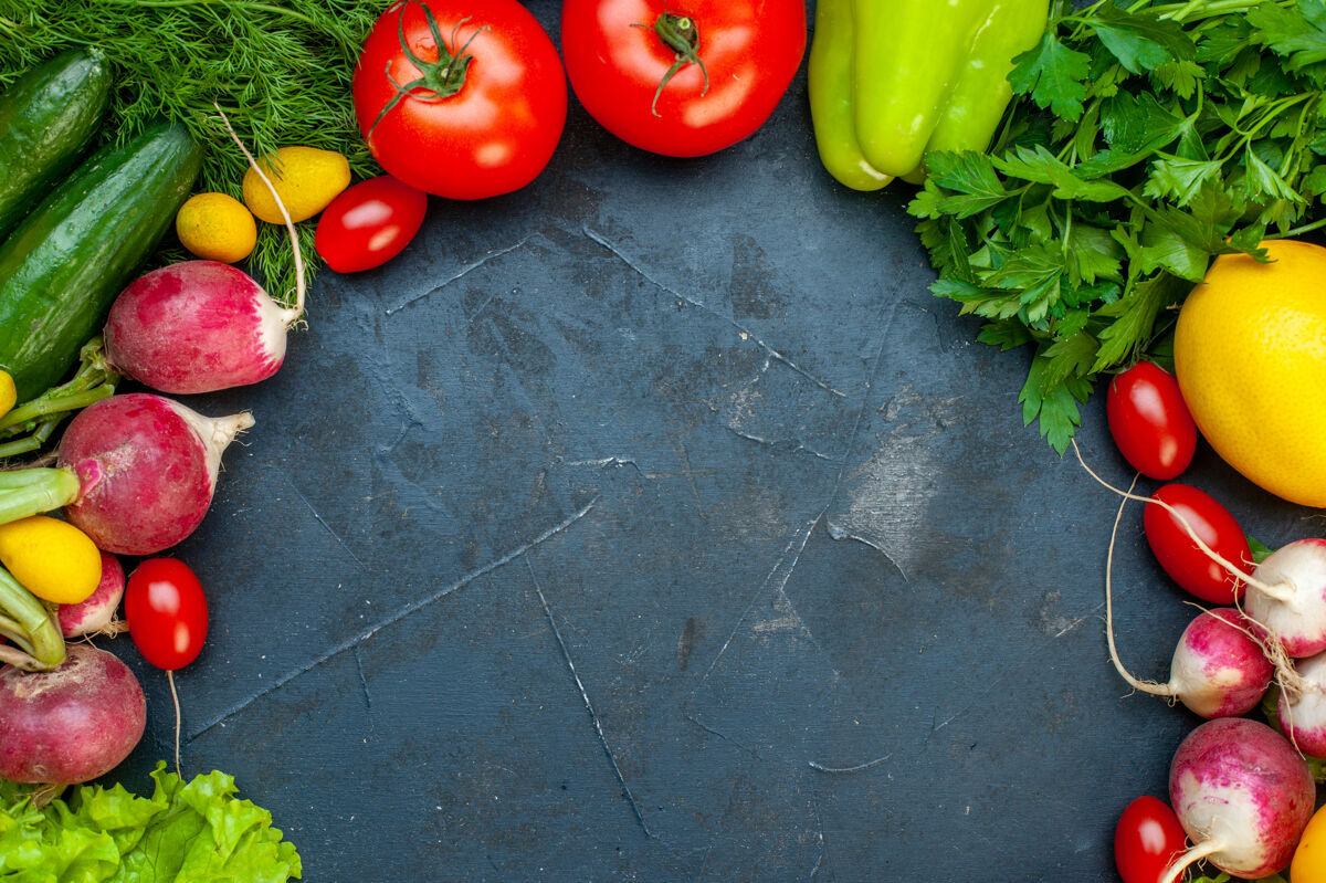 生菜顶视图新鲜蔬菜西红柿萝卜柠檬黄瓜欧芹樱桃西红柿深色表面复制的地方胡椒观点蔬菜