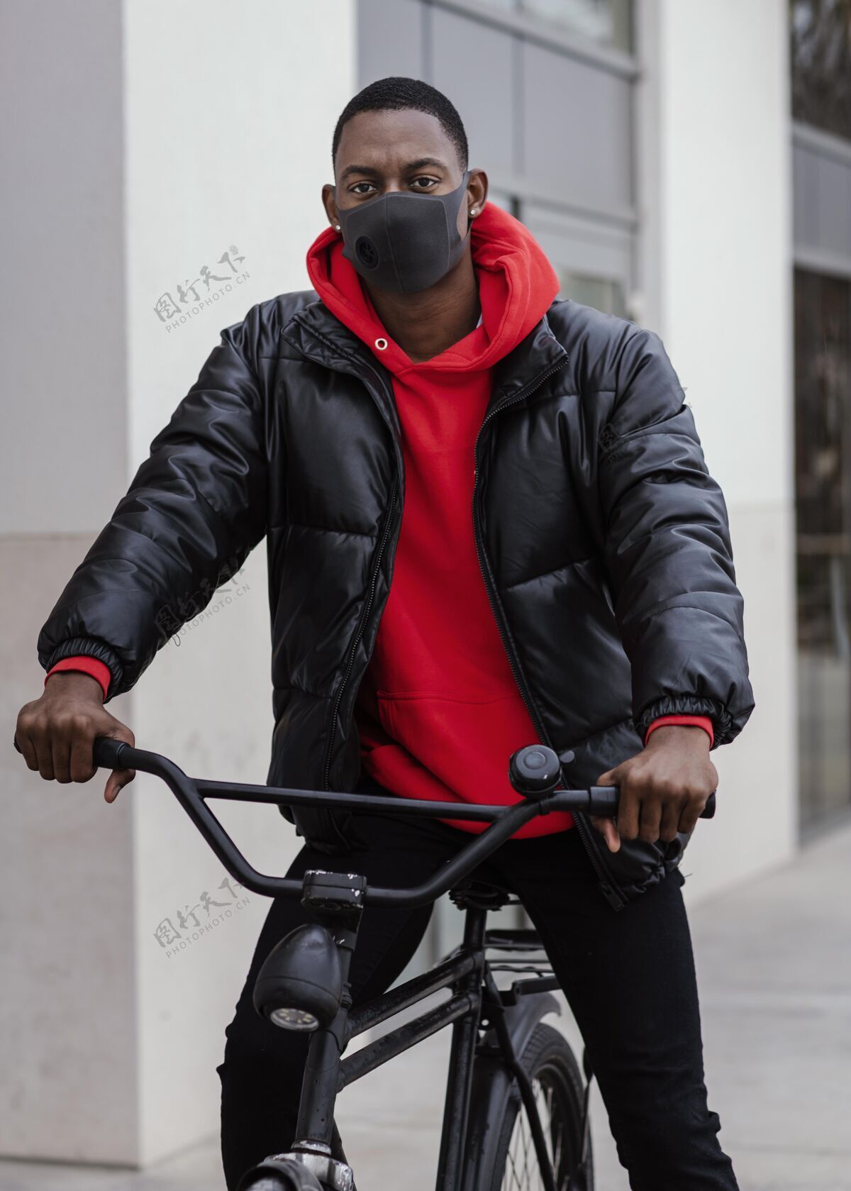 游客中枪黑人美国人和他的自行车骑自行车户外