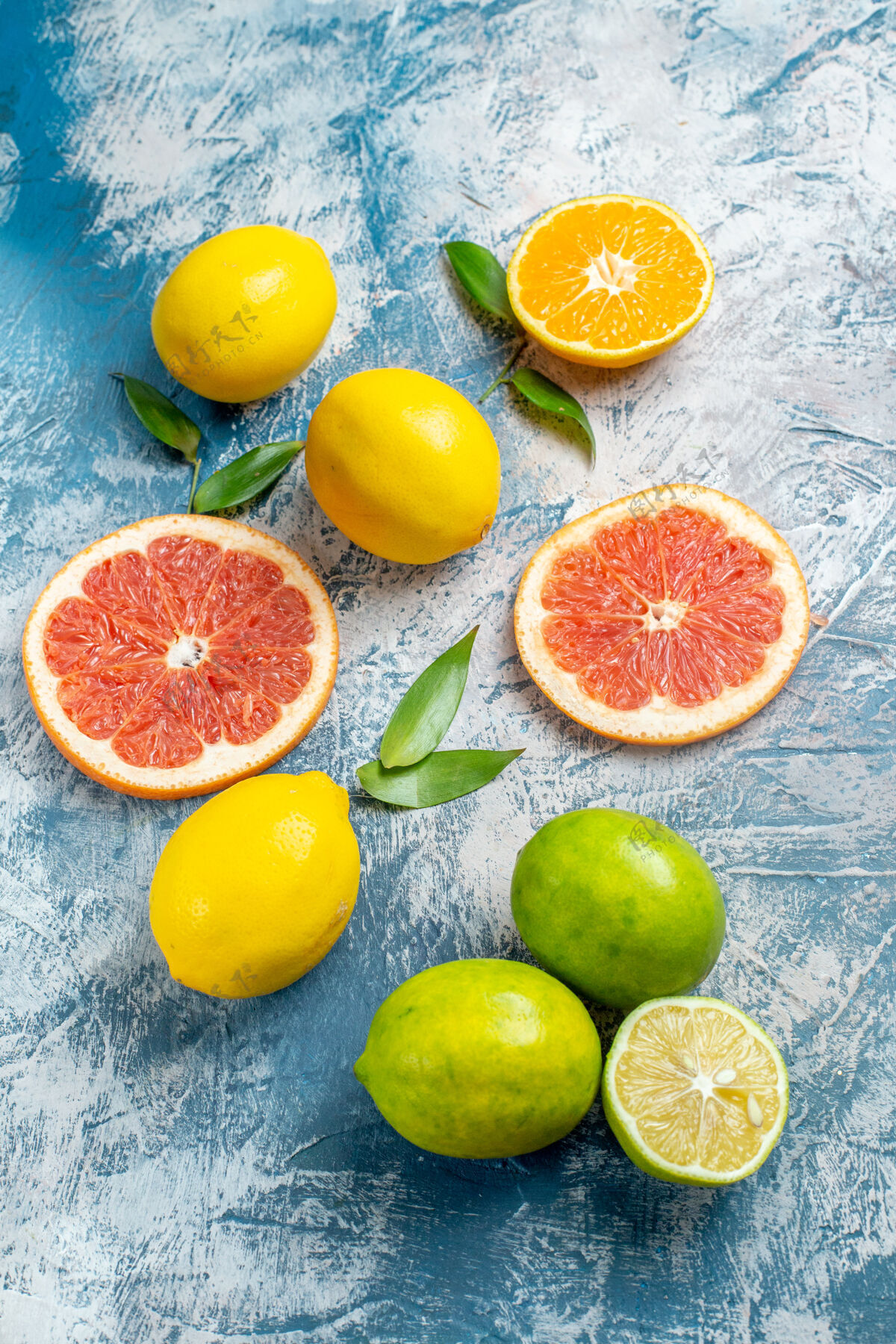 顶部俯视图切割葡萄柚柠檬在蓝白色的表面柑橘葡萄柚视图