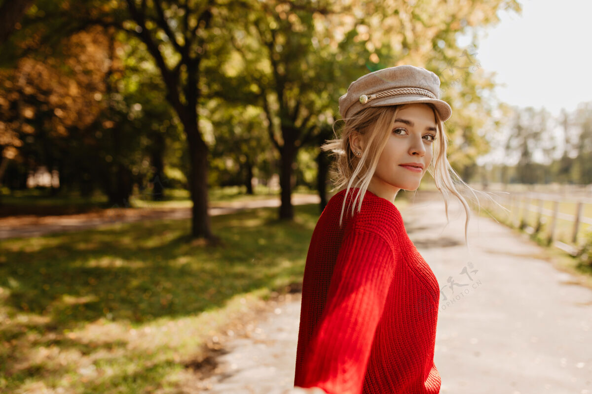 魅力可爱的金发女人在秋天的公园里迷人地跟在一个人后面成人金发毛衣