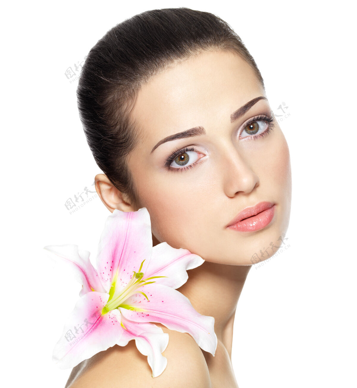 女孩美丽的年轻女子的脸与花美容治疗的概念画像超过白墙美容治疗女性女人