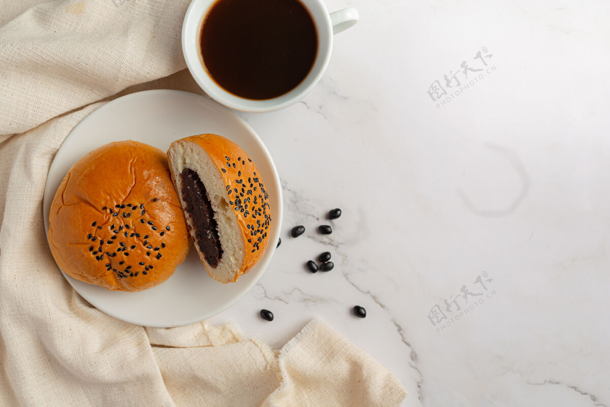 营养烤黑豆沙包子放在白碗上配咖啡健康的生活方式蔬菜物体