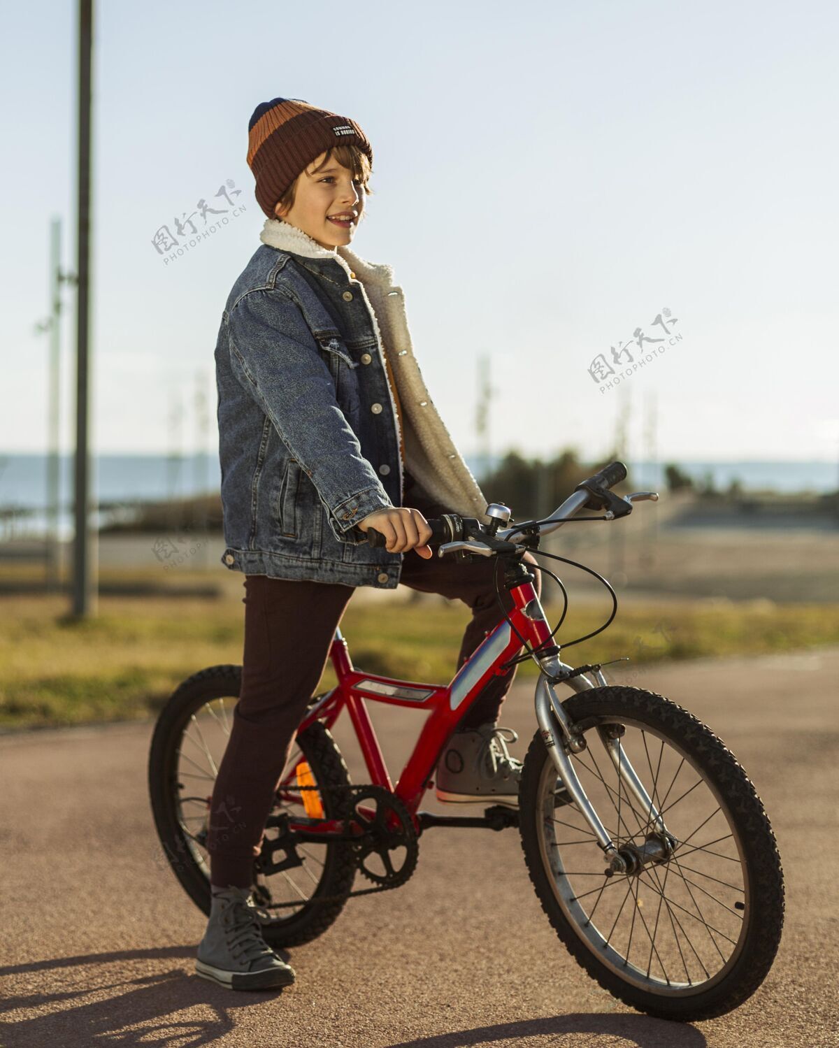 娱乐男孩在城市里户外骑自行车乐趣休闲青年