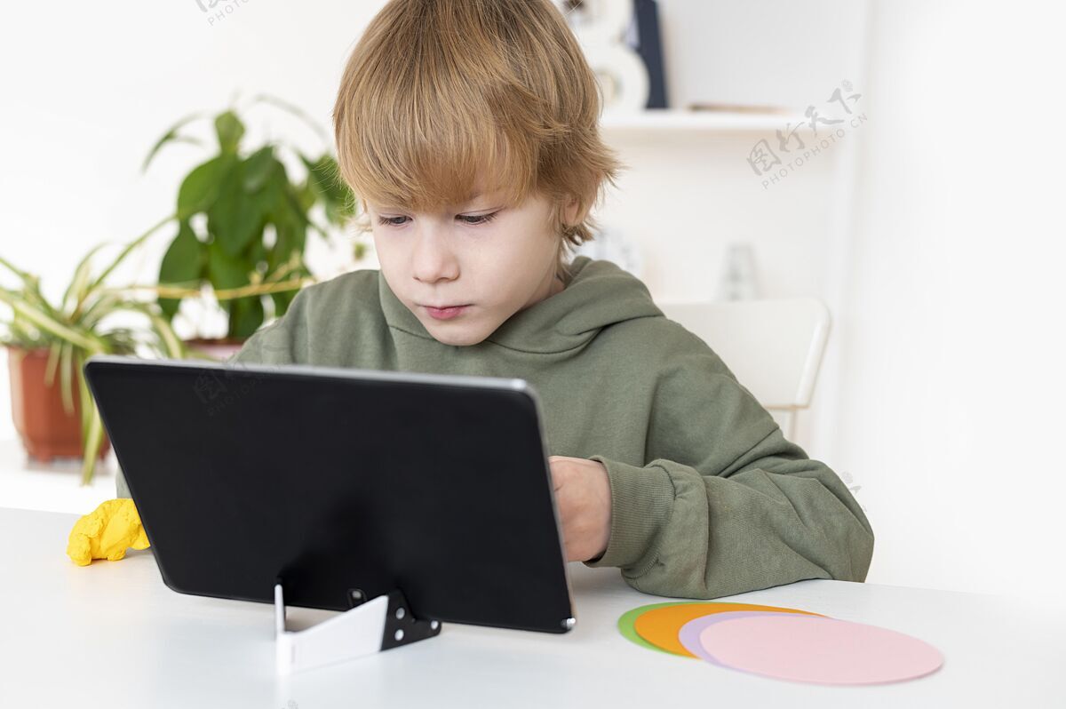 爱好小男孩在玩平板电脑科技业余爱好电子