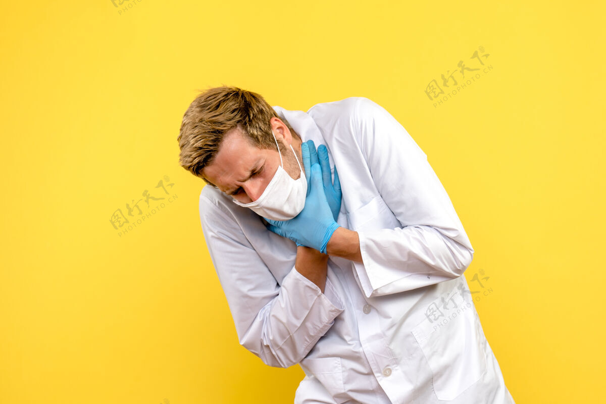 问题前视图黄色背景上有呼吸问题的男医生大流行医疗病毒-人人肖像