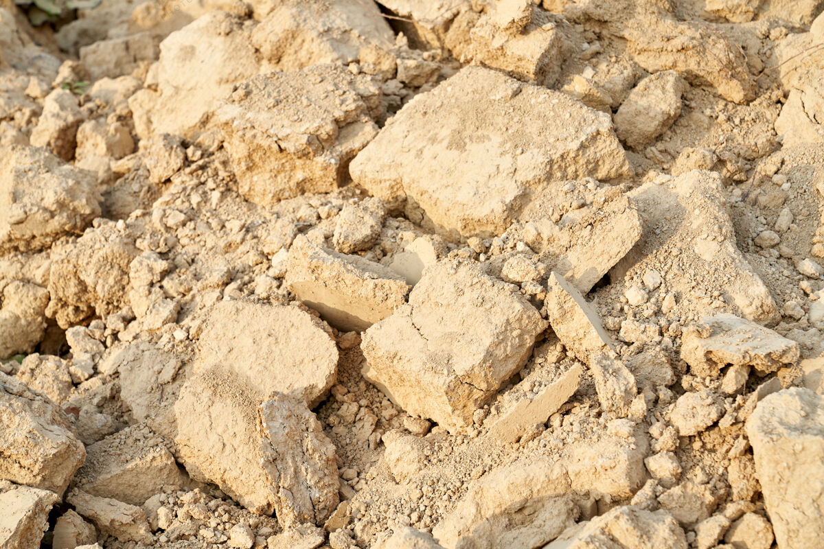 花岗岩上图是旧的被毁的米色石头被毁石头的概念旧裂缝石头