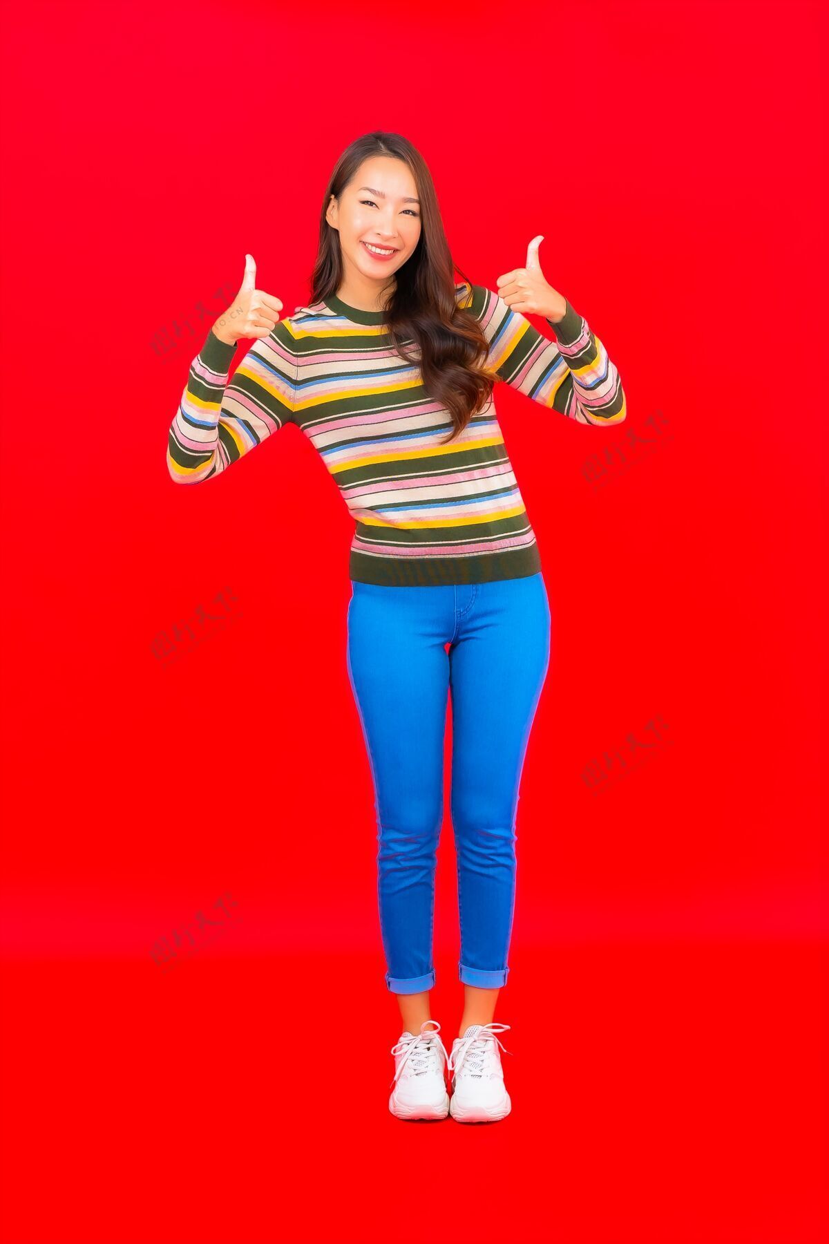 快乐美丽的亚洲年轻女子在红色隔离墙上微笑成人亚洲人日本人