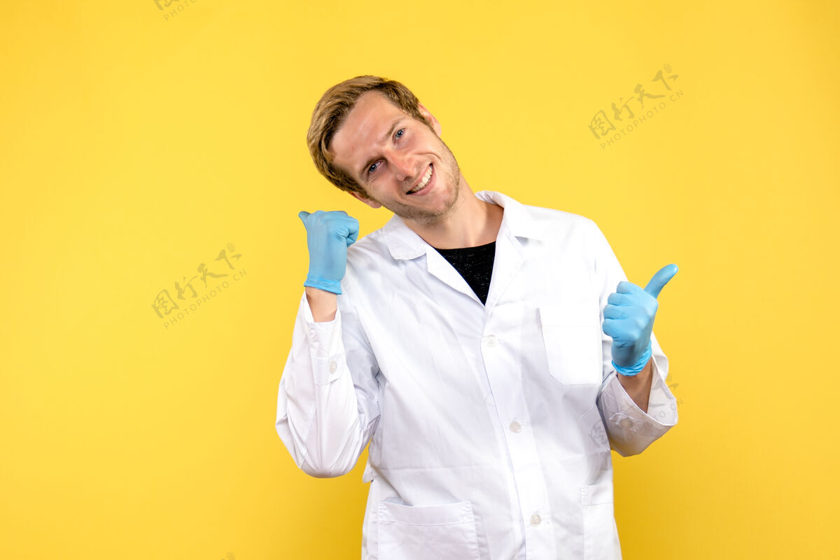 微笑正面图黄色背景上微笑的男医生医学人类大流行病毒人药医生