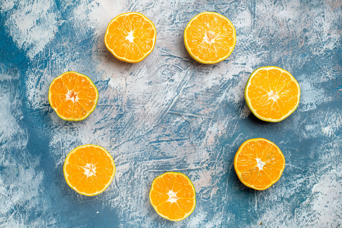 切的俯视图圆排切橘子在蓝白的桌子上半新鲜食物
