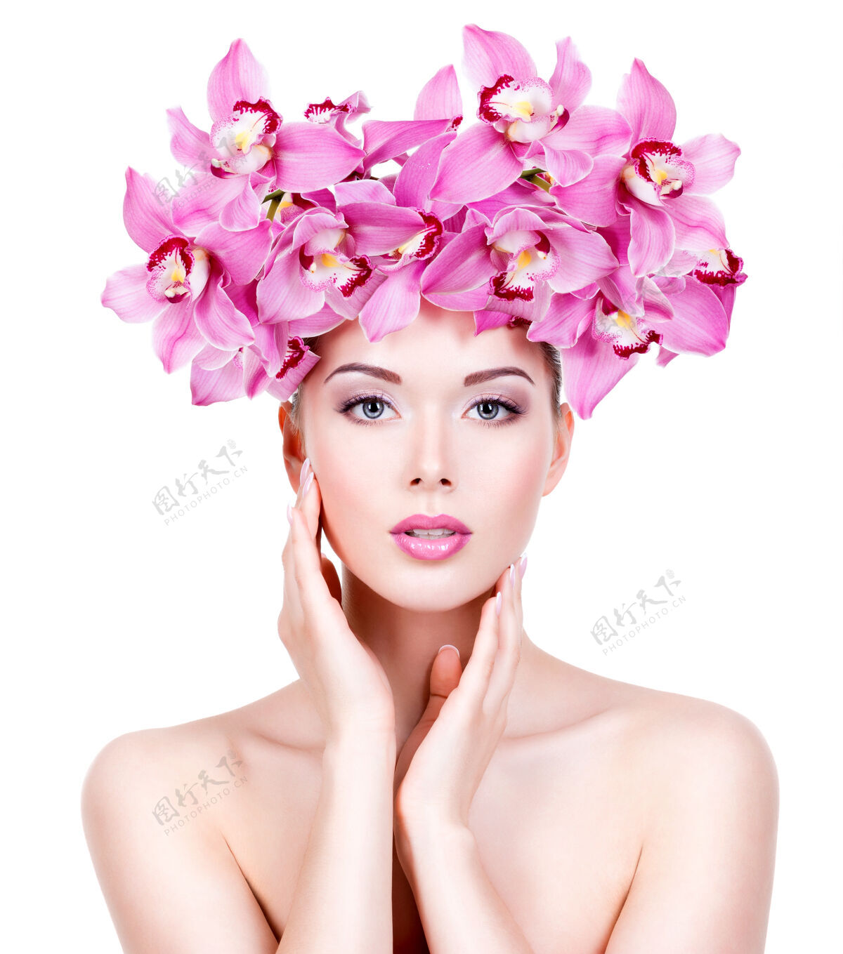 唇膏一位开着粉色花朵的美丽女人的肖像一位皮肤健康的漂亮成年女孩的肖像-隔离在白墙上治疗华丽概念
