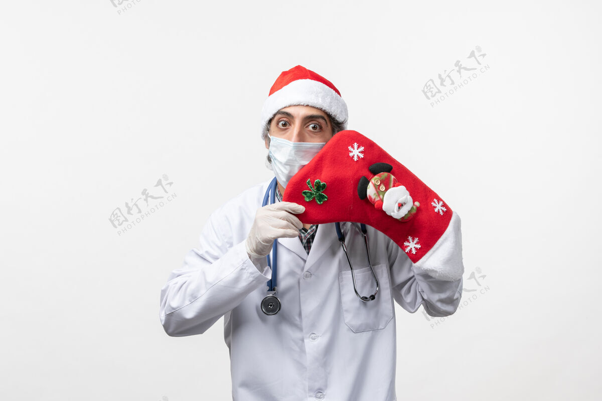 袜子正面图白色地板上穿着大红袜子的男医生-圣诞节肖像微笑病毒