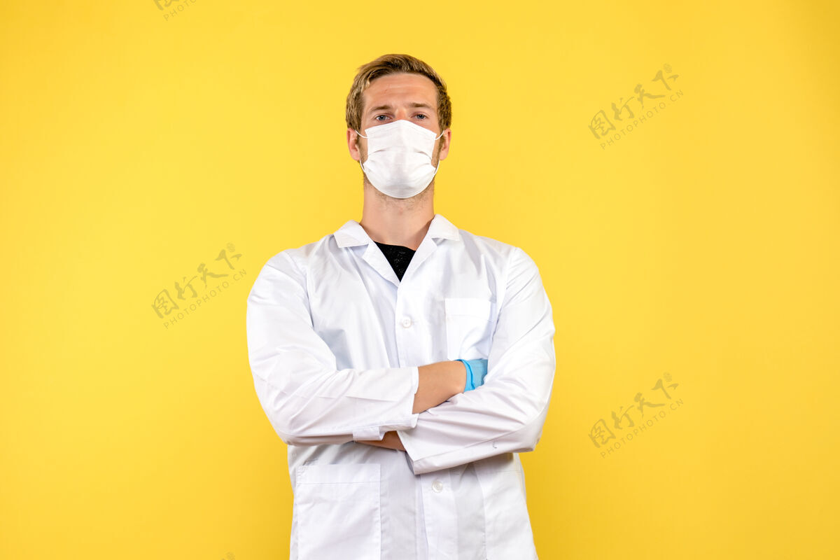 男性正面图黄色背景上戴口罩的男医生健康病毒-大流行服装衣服医生