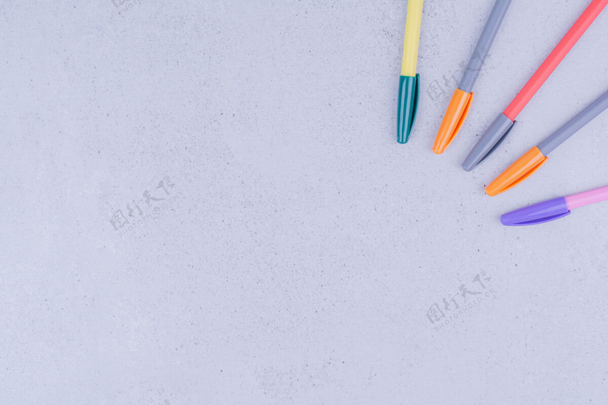 学校五个多色凝胶铅笔隔离在灰色的表面墨水工具教育