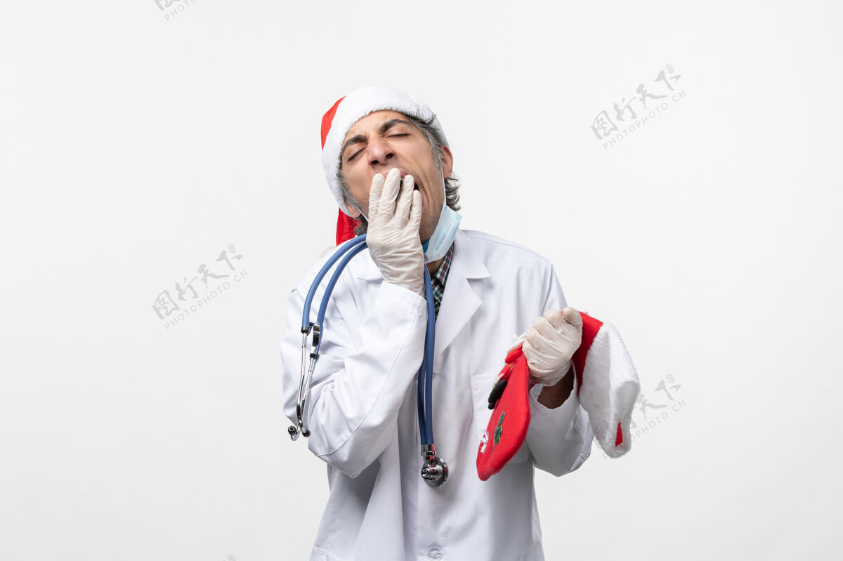 医生正面图男医生打呵欠白墙病毒冠状病毒假日健康外套实验室外套男医生