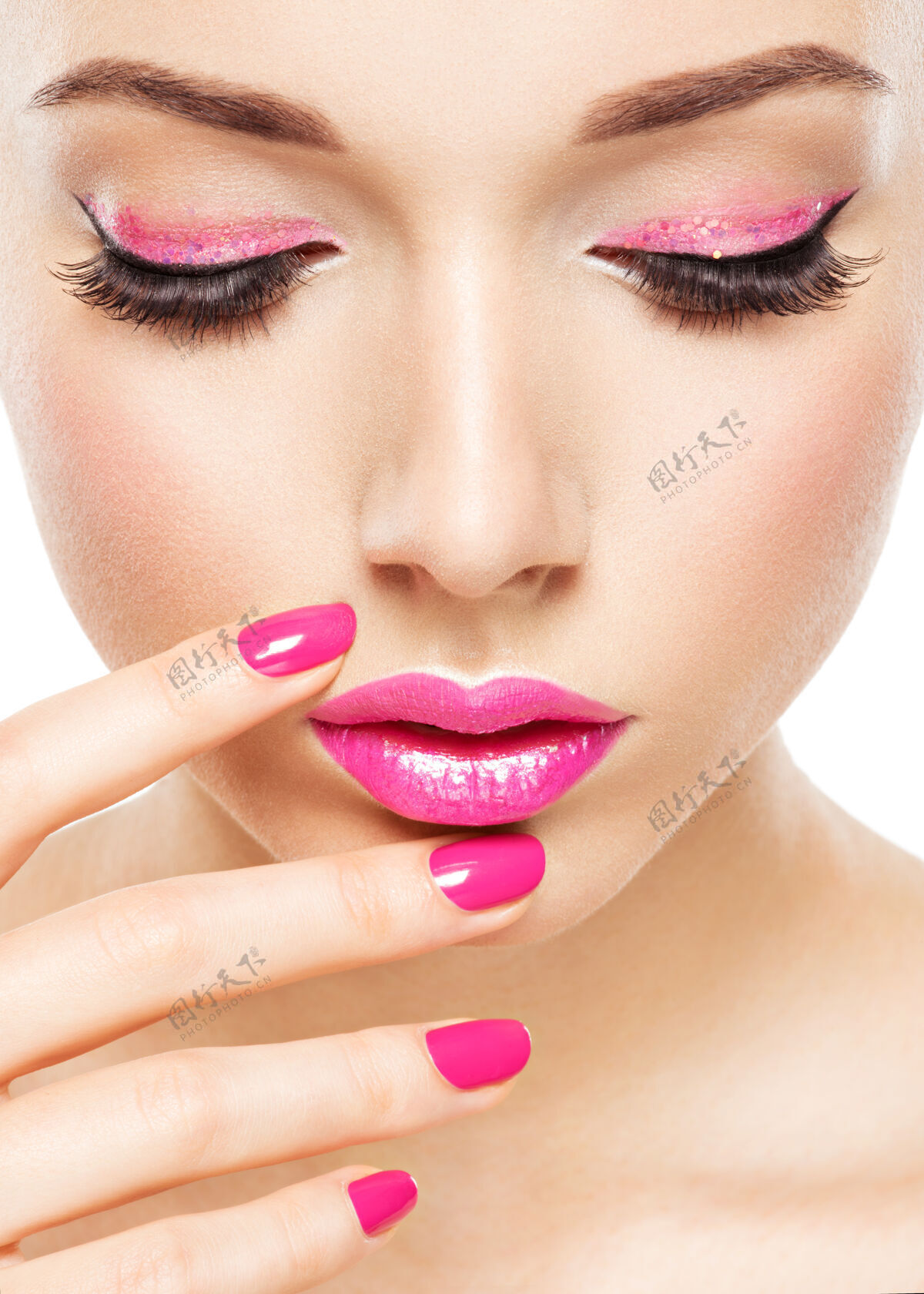 时尚美丽的女人脸 粉红色的眼妆和指甲魅力时尚模特肖像女人姿势化妆