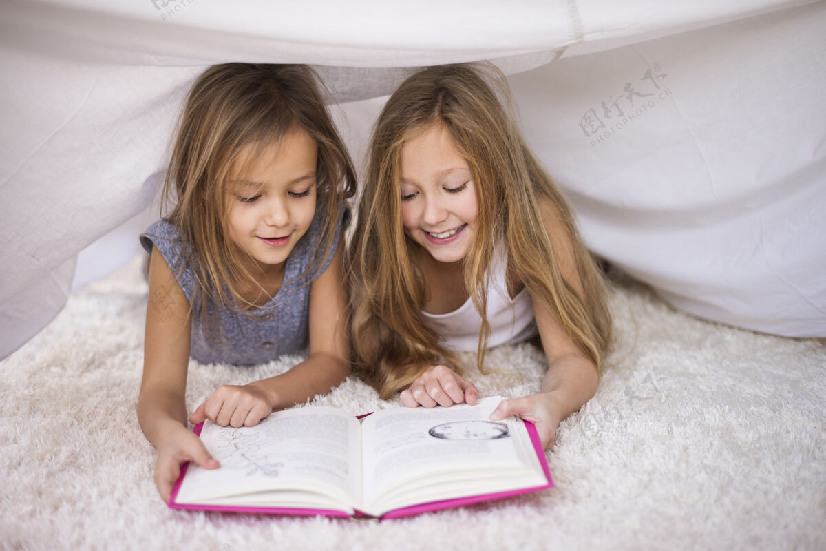 想象两姐妹在读她们最喜欢的书创意深情丰盛