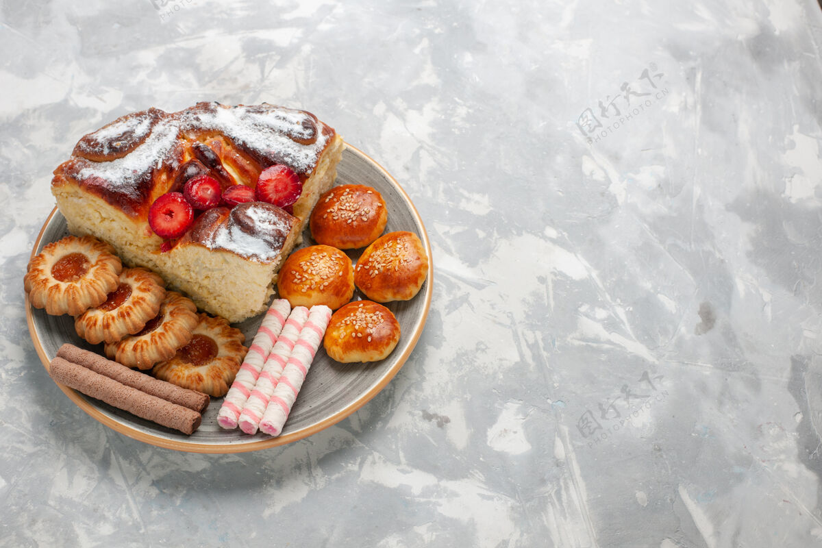 新鲜的正面是美味的草莓蛋糕 白色表面有饼干和小蛋糕晚餐美味的健康的
