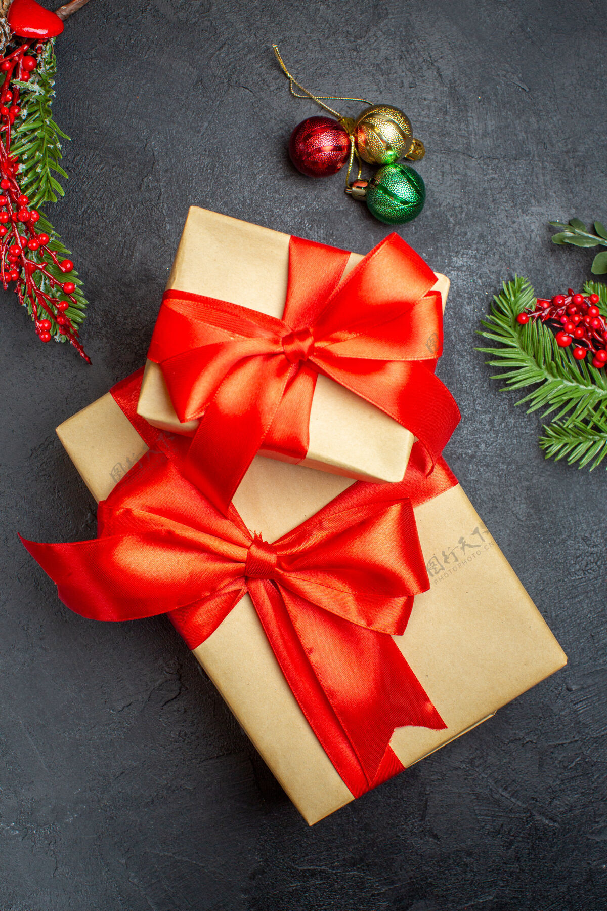 视图圣诞背景与蝴蝶结形彩带和杉木枝装饰配件上一个黑暗的表以上的看法美丽的礼物弓形轮子弓