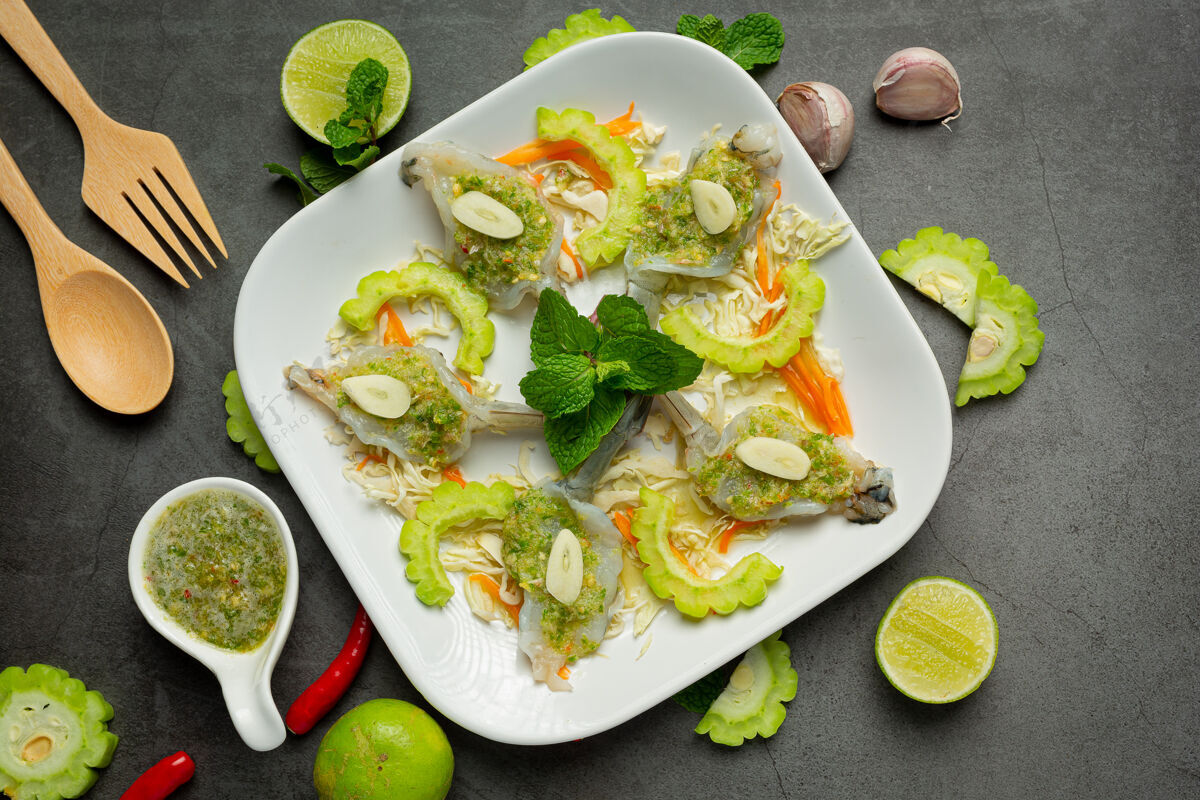 烹饪泰国菜；辣鱼露虾营养配料必要