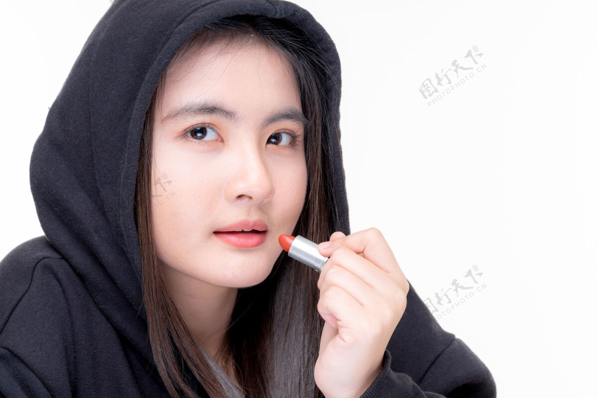博客美丽的亚洲年轻女子的肖像美女vlogger举行化妆品网上销售爱好社交亚洲女性