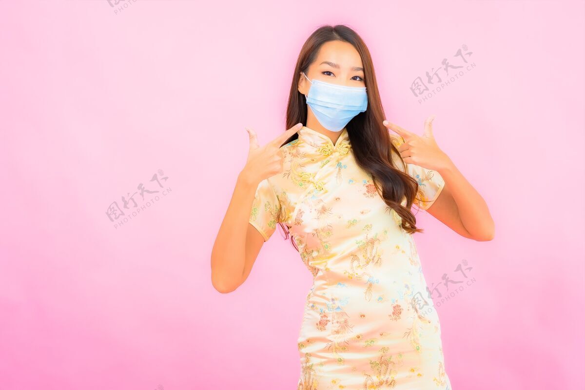 病毒肖像美丽的亚洲年轻女子戴上口罩以防感染冠状病毒和冠状病毒护理面具防护