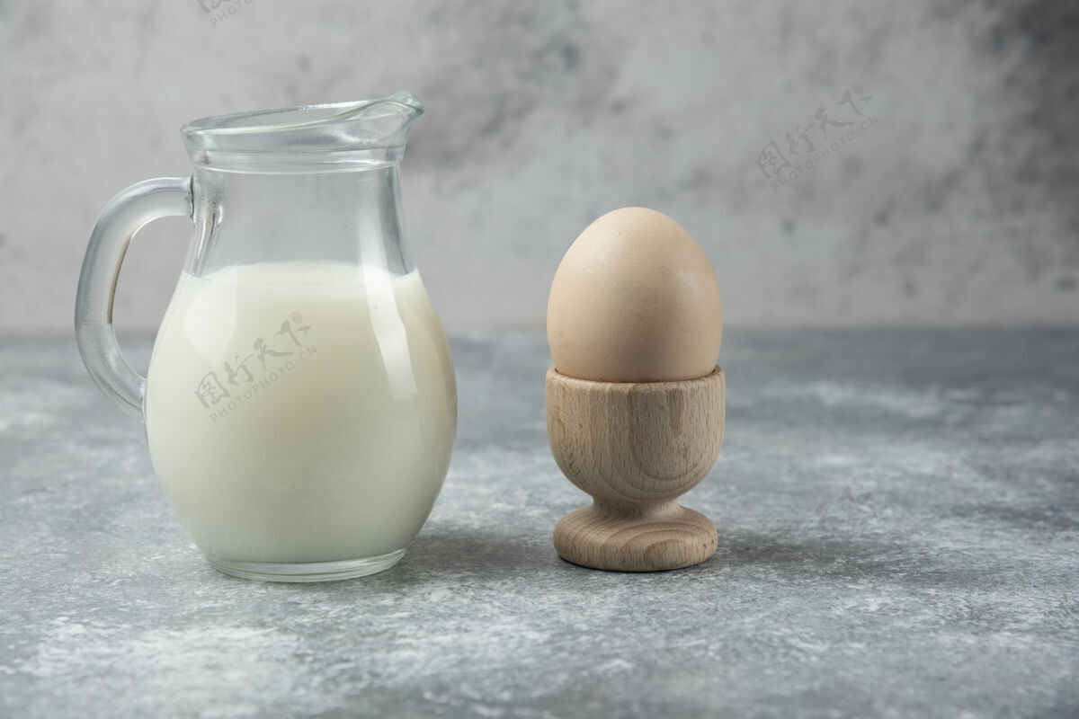 牛奶鸡蛋和牛奶放在大理石桌上饮料天然玻璃