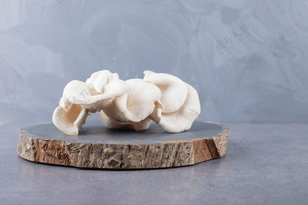 美味一块白蘑菇木板成熟素食者美味