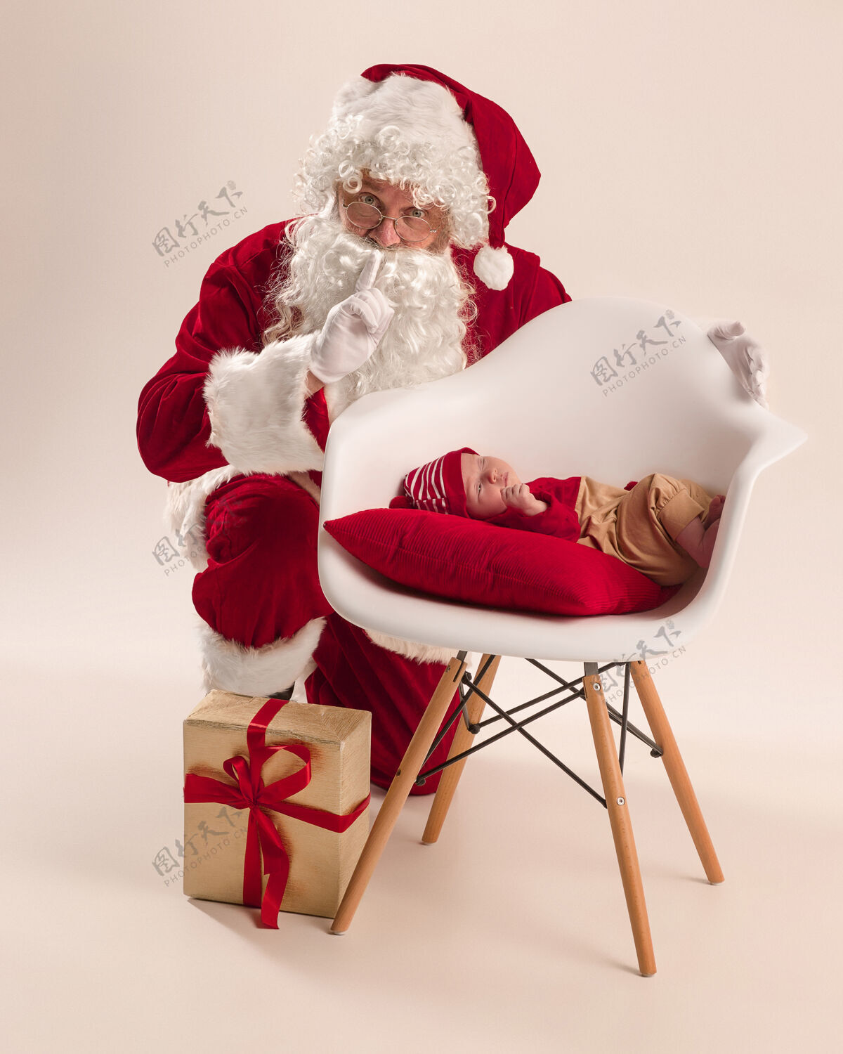 宝贝可爱的新生小女婴的圣诞肖像 穿着圣诞服装 男人戴着圣诞老人的服装和帽子男人小幼儿