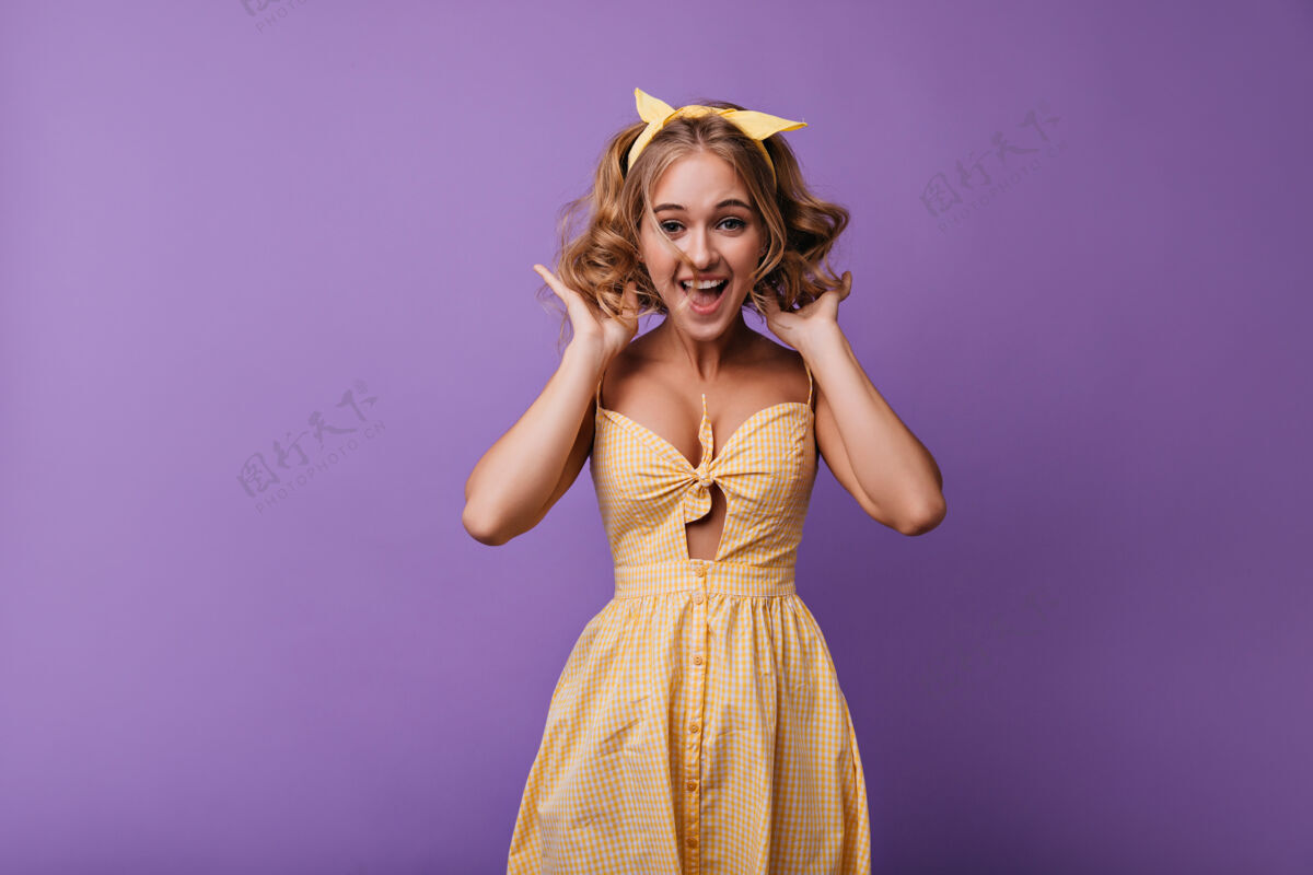 女性惊艳浪漫的女孩跳上紫色肖像灵感女士穿着黄色衣服在闲暇时间鬼鬼祟祟时尚卷发成人