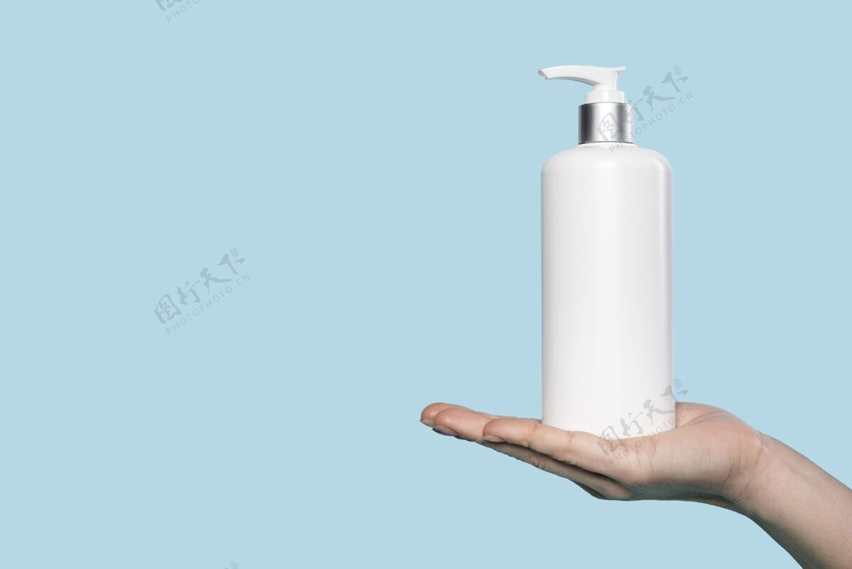 人拿着肥皂瓶的女人洗手清洗个人