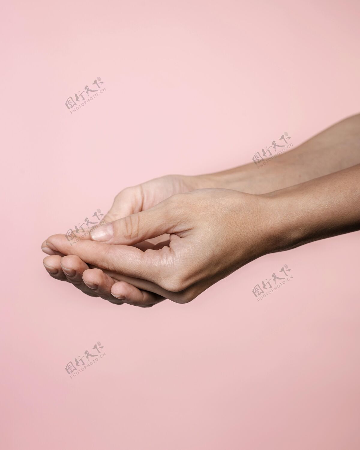 人女人握着她的手洗他们洗手护理防护