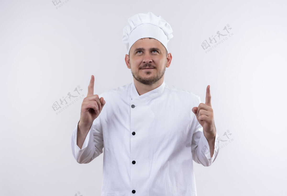 向上高兴的年轻帅哥厨师身着厨师制服 指指点点 抬头望去 孤零零的空白厨师高兴制服