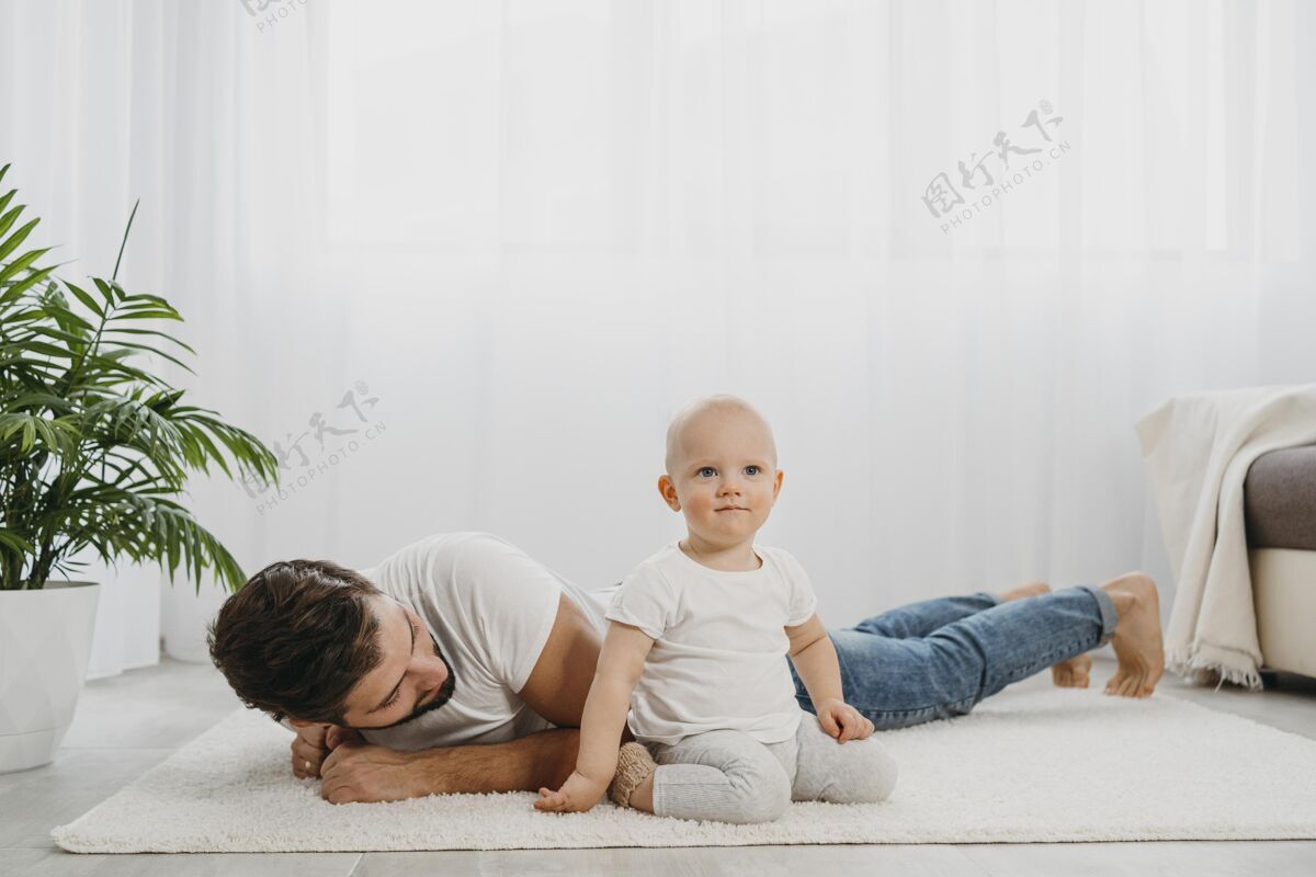 父亲宝宝和爸爸站在家里的地板上孩子团结父亲