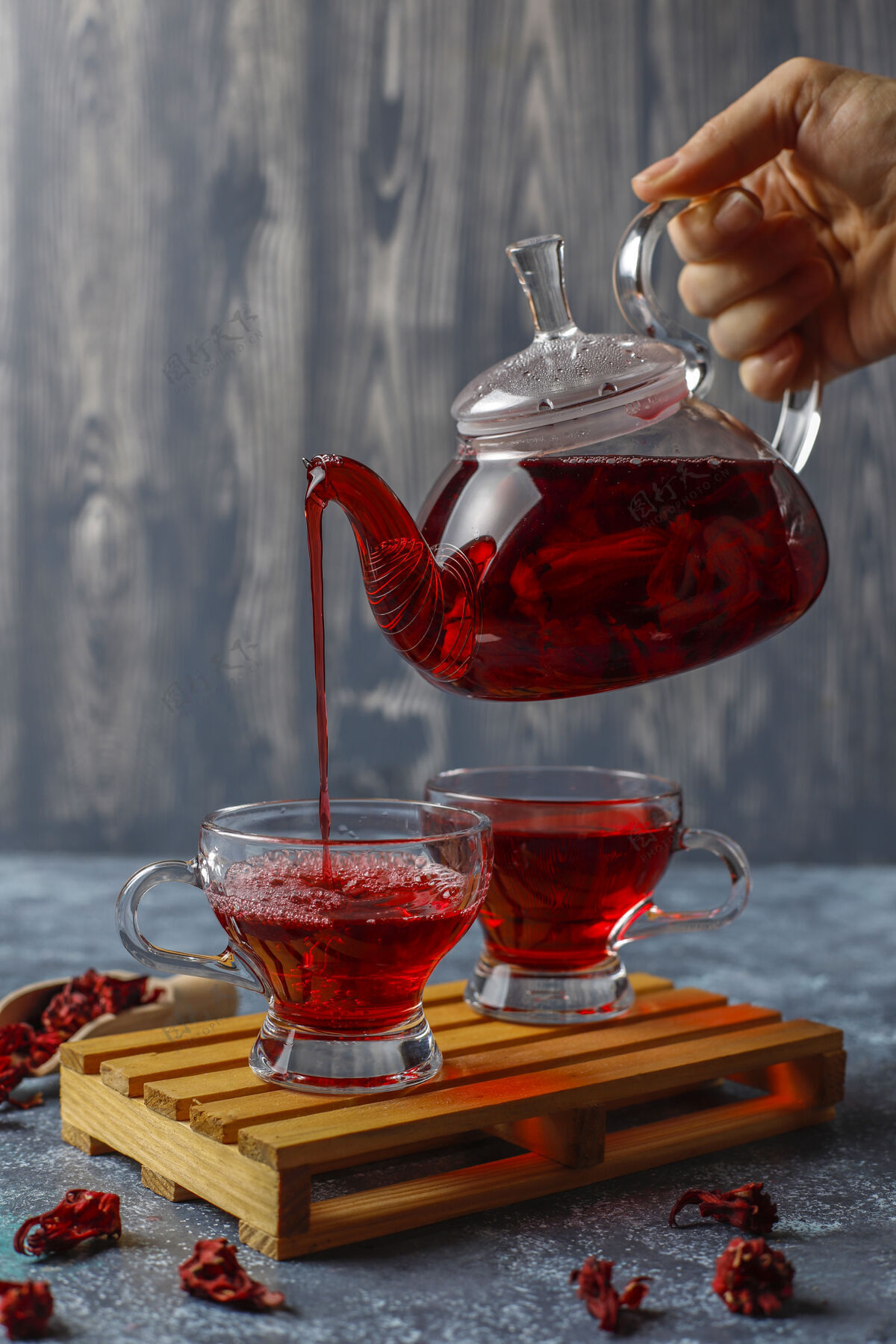 排毒热木槿茶在一个玻璃杯子和玻璃茶壶抗氧化剂植物芳香