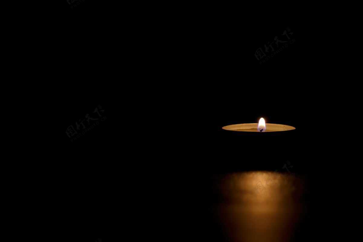 颜色在黑暗中点燃锡烛 传达纪念 死亡 希望或黑暗黑暗纪念宗教