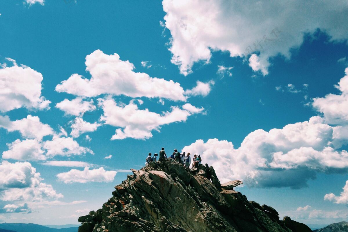 岩石山顶上的人们越过蓝天自然环境季节