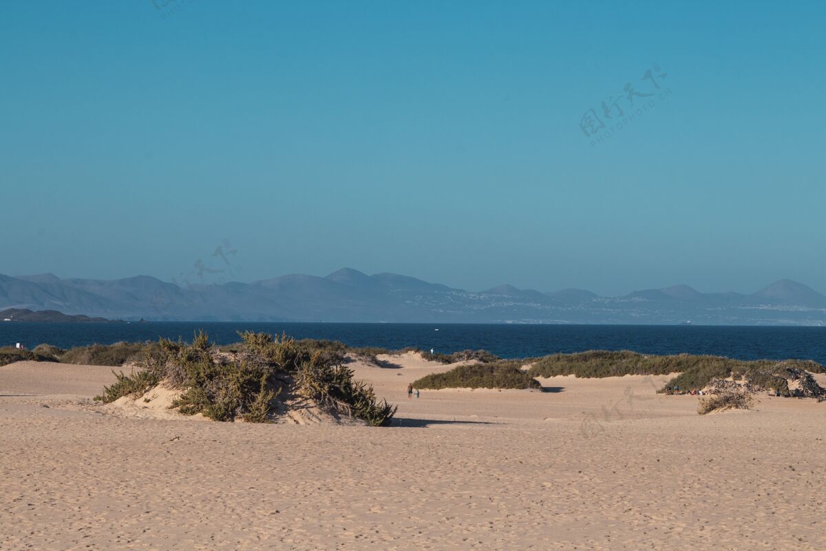 海岸广角拍摄了一条平静的沙滩海岸线海岸沙滩海洋
