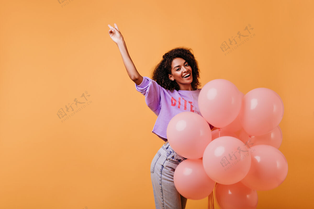 惊喜美丽的黑人女模特正在为生日派对做准备穿着紫色衬衫的优雅非洲女孩在活动结束后微笑着跳舞节日活动爱情