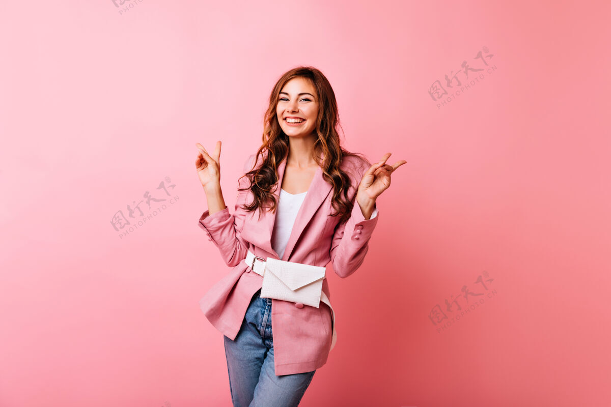 乐趣灵感四射的苗条女孩玩得很开心穿着粉色夹克的高加索女士微笑着女性寒冷明亮