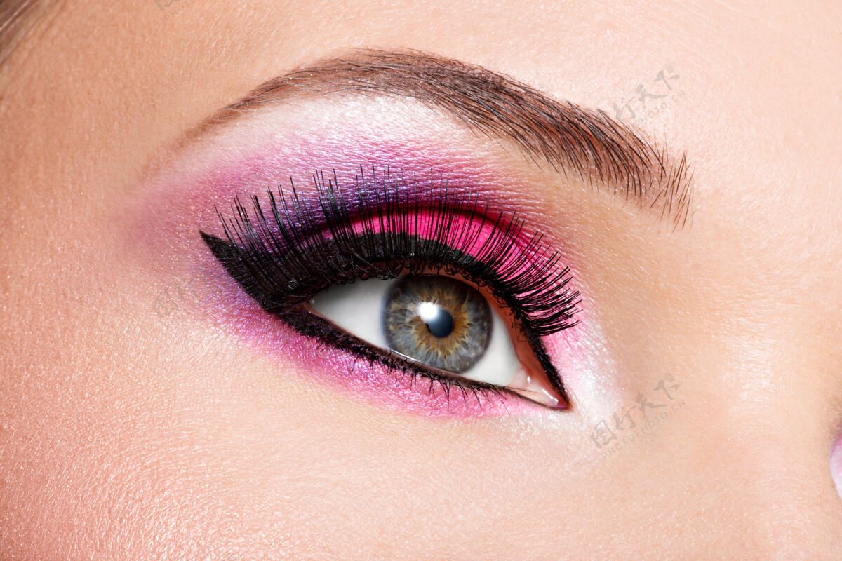 明亮用漂亮时尚的亮粉色妆容特写女性眼睛女性特写化妆
