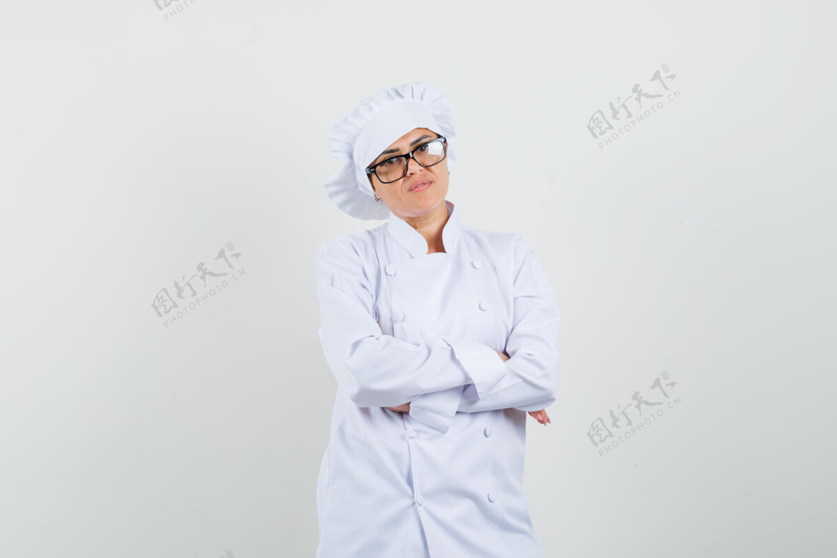 手臂身穿白色制服的女厨师双手交叉站着 看上去很懂事食品新鲜准备