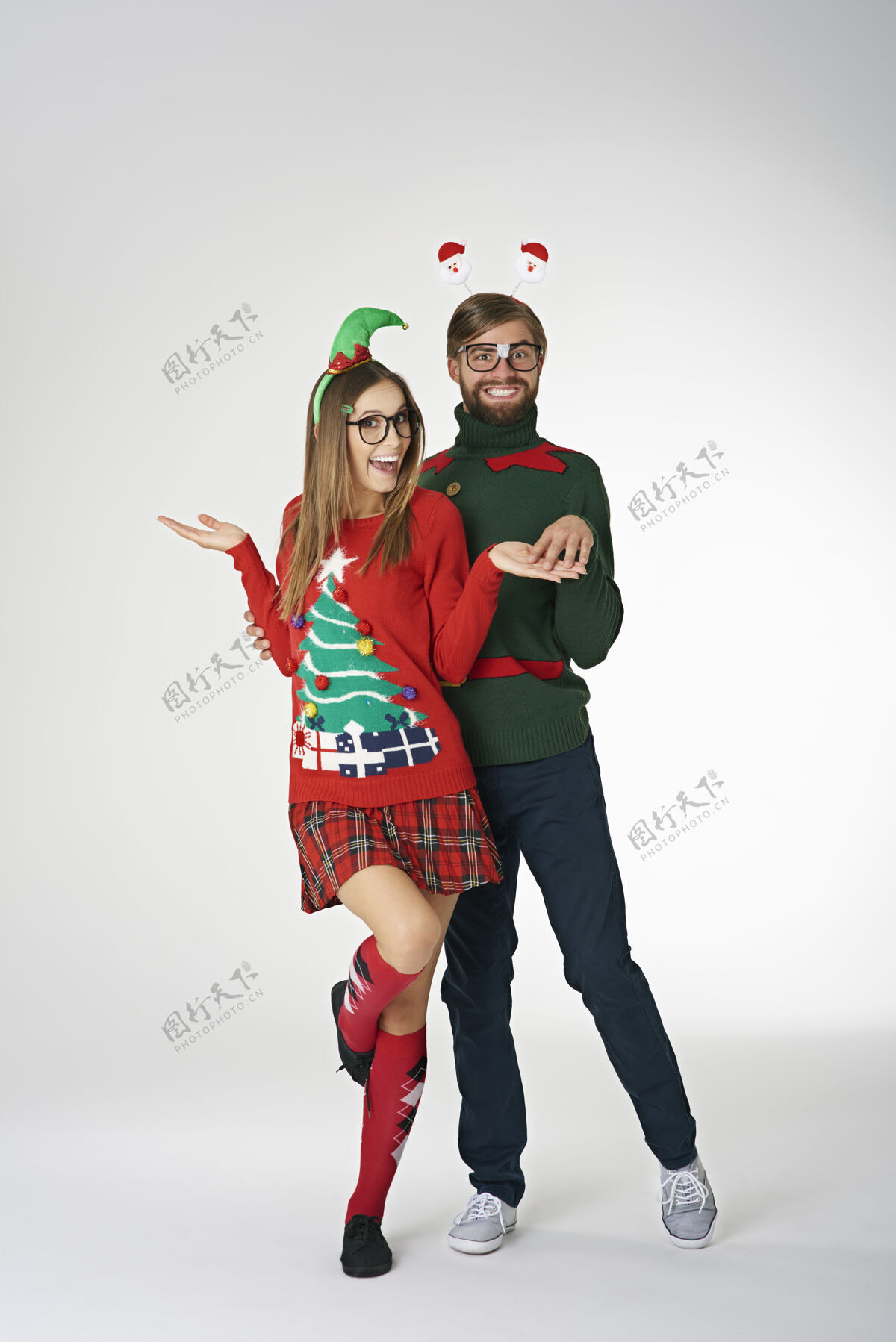 女人一对穿着奇怪圣诞毛衣的滑稽情侣制造书呆子圣诞毛衣