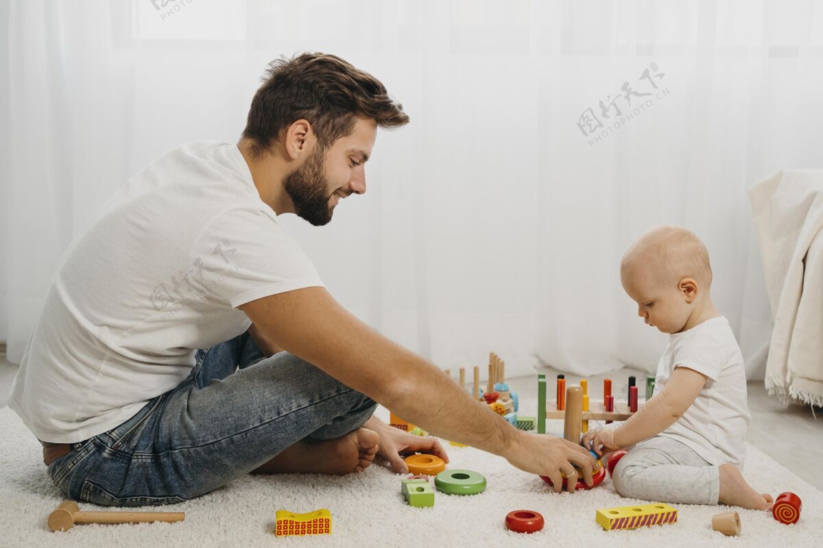 宝贝爸爸在家教宝宝玩玩具父亲男人父亲