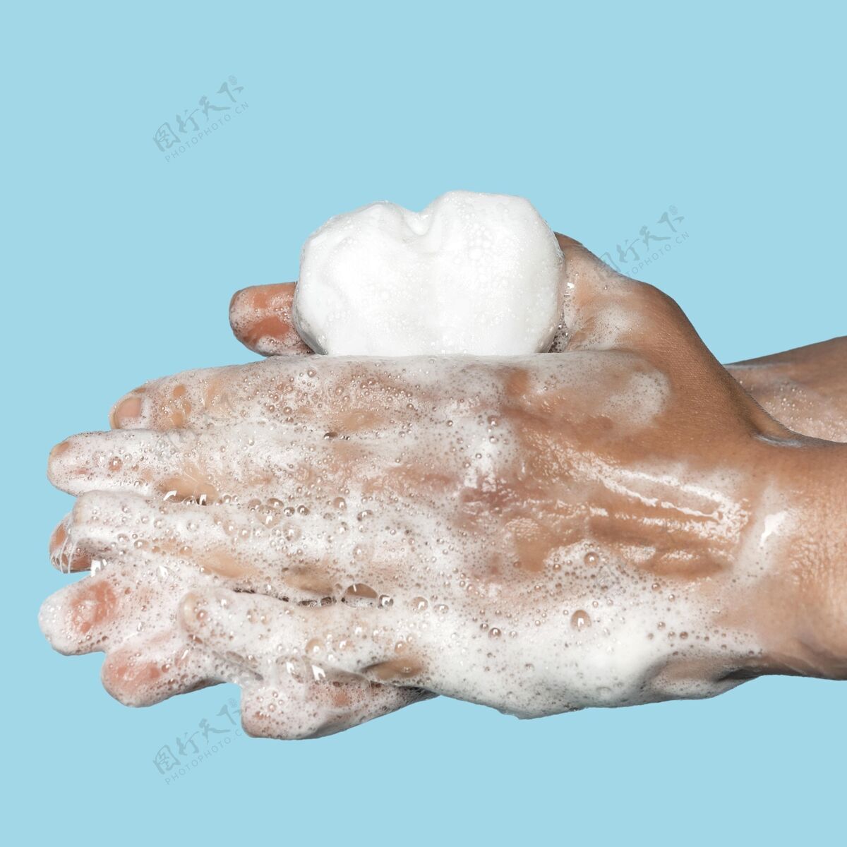 预防侧着身子用白肥皂洗手的人人健康清洁