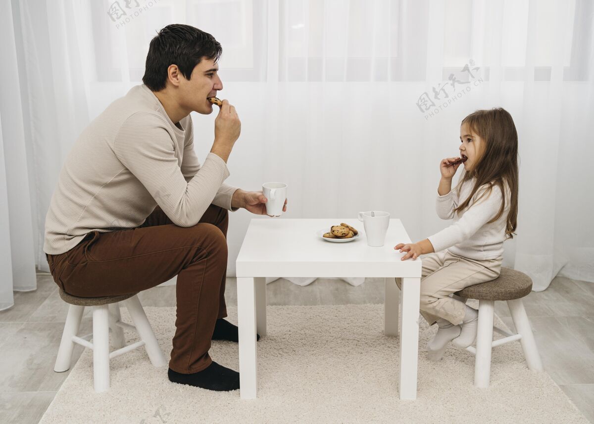在一起爸爸和女儿一起在家吃饭养育孩子父亲