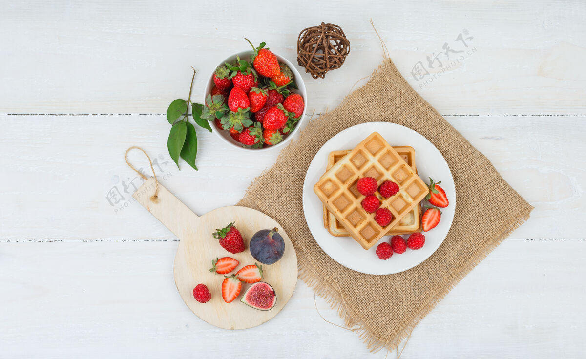 新鲜美味的早餐 有华夫饼和水果圆锥形比利时水果