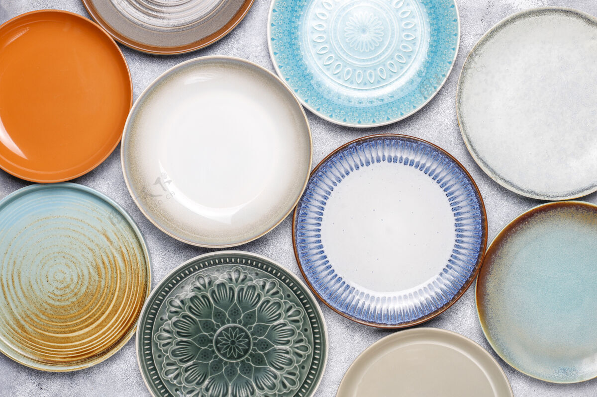 装饰不同的陶瓷空盘子和碗顶部俯视图圆形