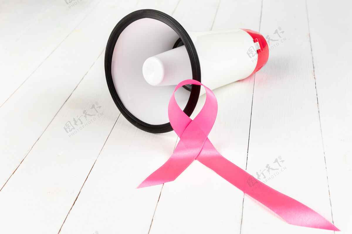 意识带着粉红丝带和扩音器的世界癌症日女性护理慈善