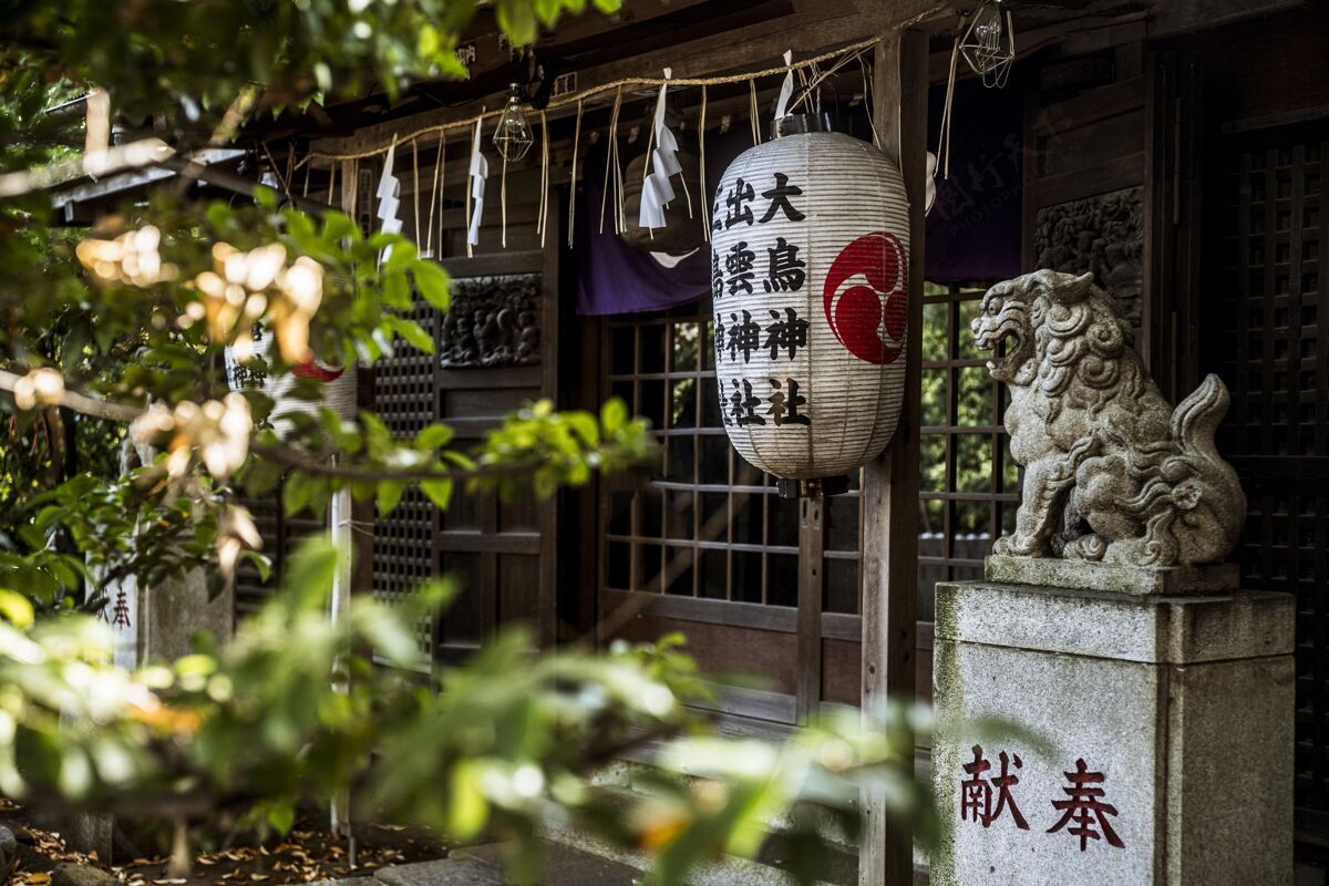 建筑传统的日本寺庙入口有灯笼传统木制神龛